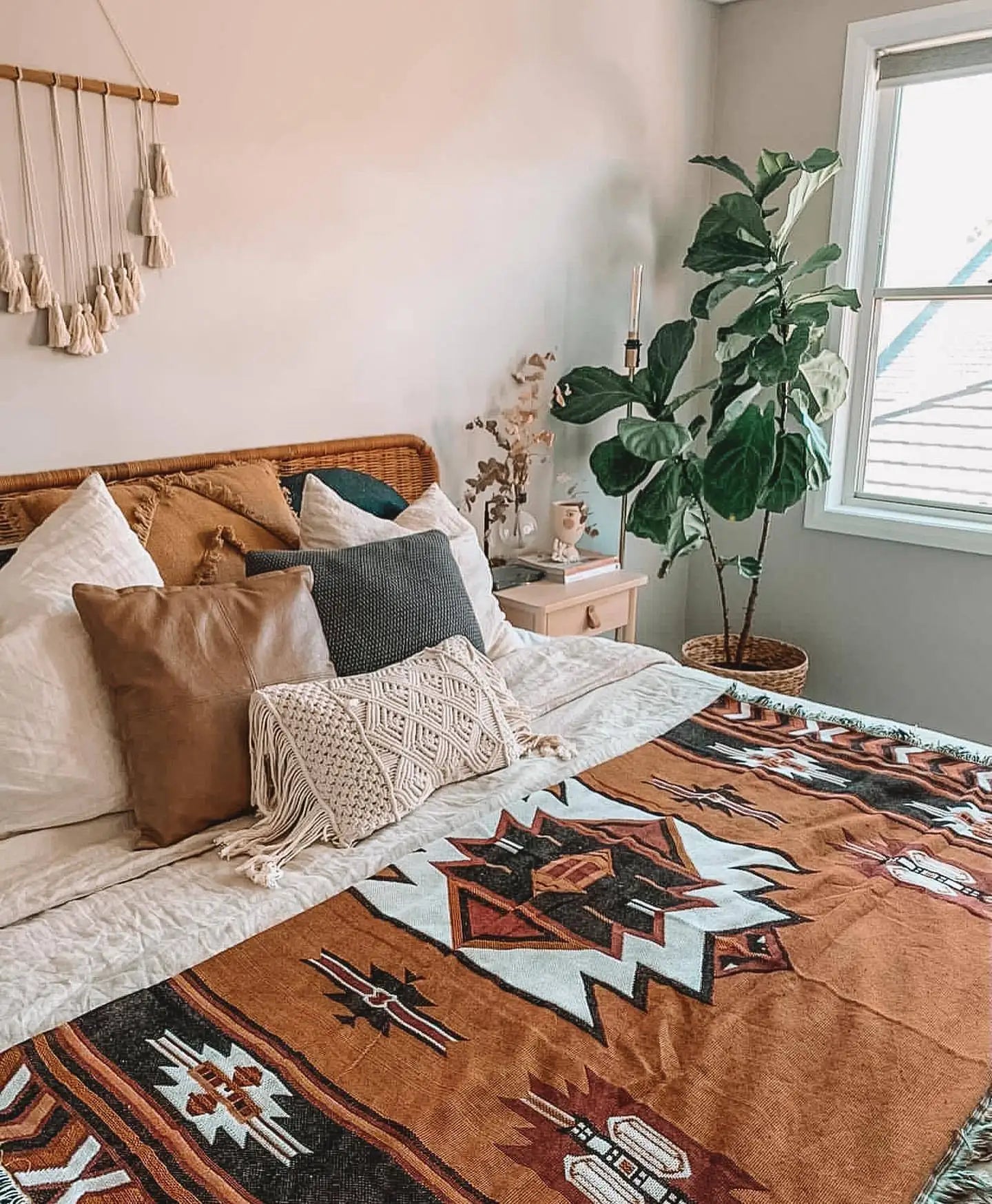 Cozy Geometric Cotton-Linen Blanket for Outdoor Adventures and Pet Lovers