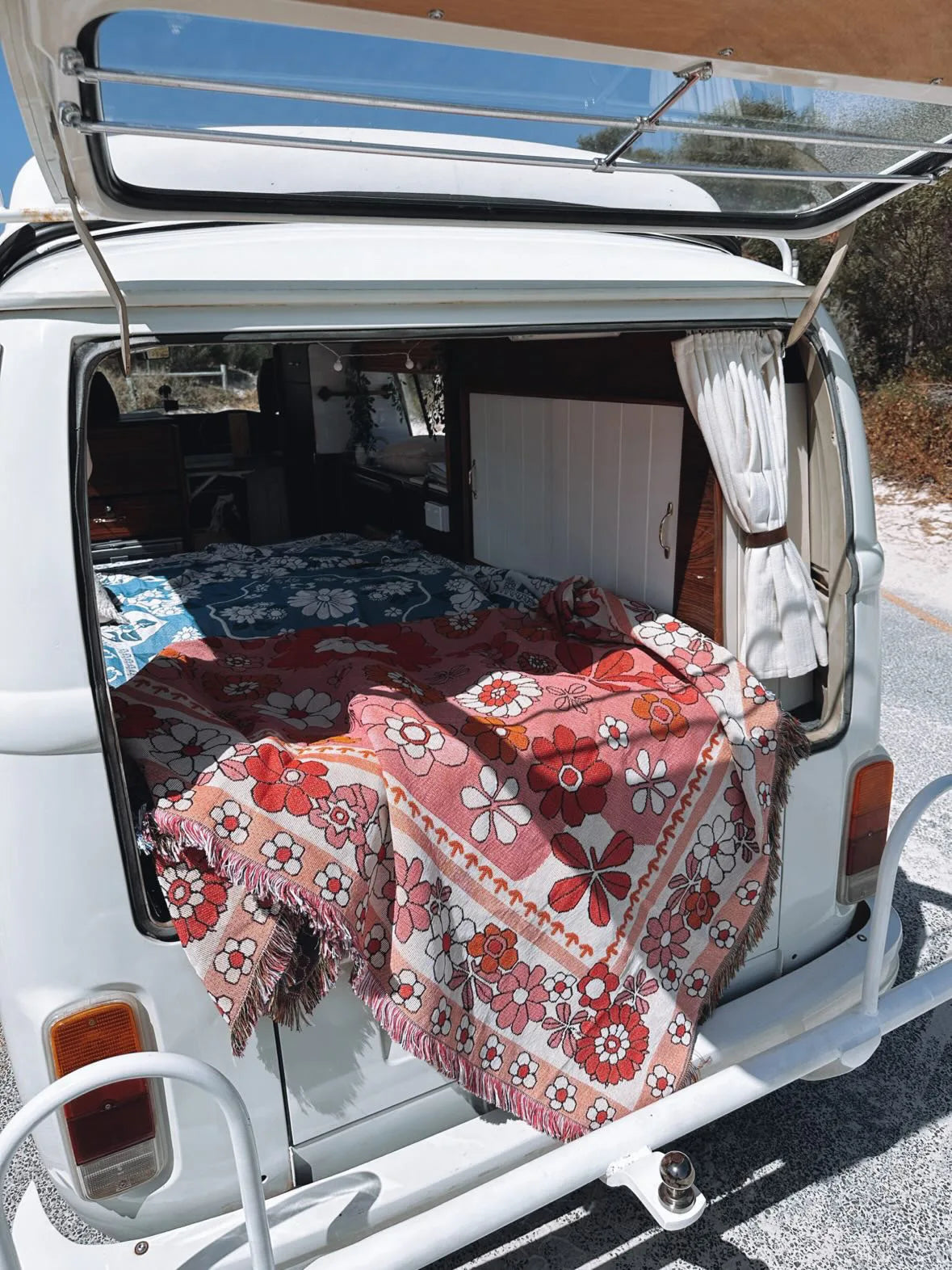 Kawaii Pet Blanket – Stylish & Versatile for Home, Travel, and Pets