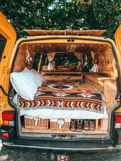 Cozy Geometric Cotton-Linen Blanket for Outdoor Adventures and Pet Lovers
