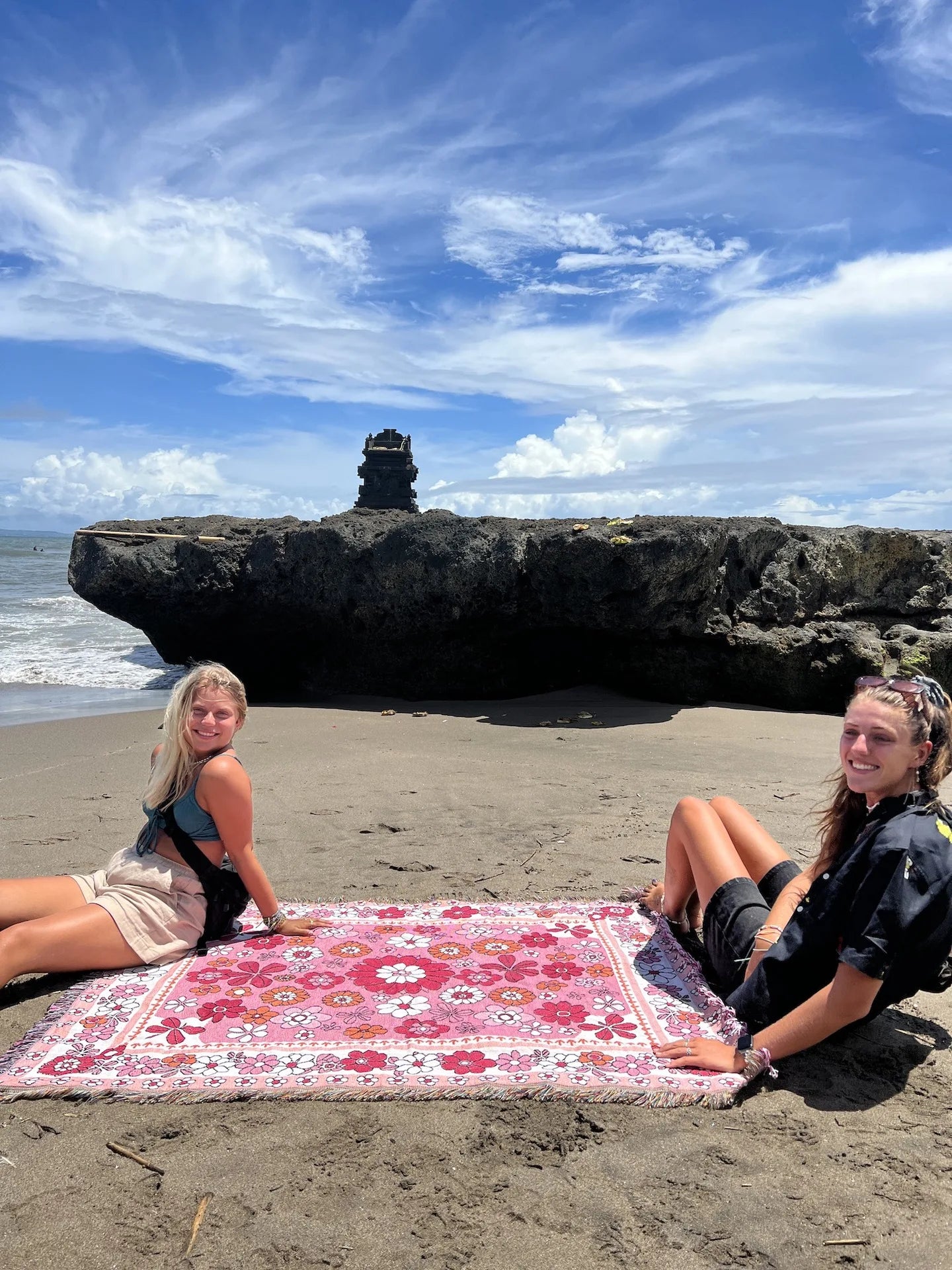 Kawaii Pet Blanket – Stylish & Versatile for Home, Travel, and Pets
